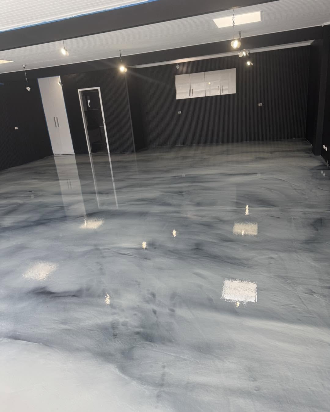 Marbled silver and grey metallic epoxy garage floor
